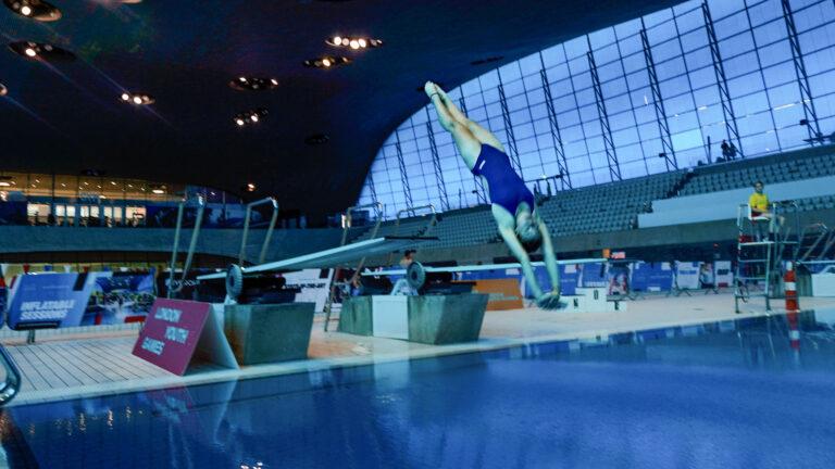 female dives